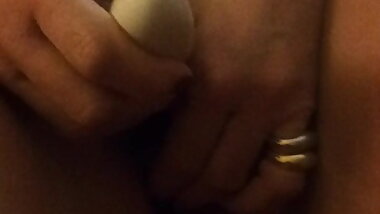 Milf mariee se touche en pensant a ma queue