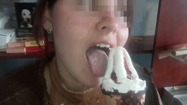 How to eat ice cream to seduce a guy. Lesson who wants sex