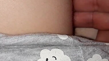 Je lui doigte son trou du cul poilu