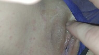 ¬лажна€ писечка в прозрачных трусиках проситс€ на член