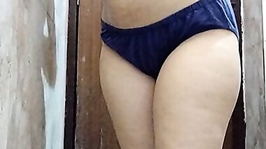 Desi sex stepsister ko nahate hue dekha hota indian