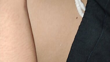 Mom ne bf ko yad karke chut me belan ghusaya