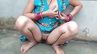 Hindi hot girl shaving her tight pussy