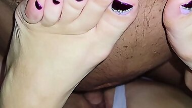 Stepmom's toes want hot cum