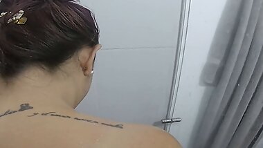 Mi Vecina Me Chupa La Polla en La Ducha Asi le Cobre el Alquiler en Medellin Colombia