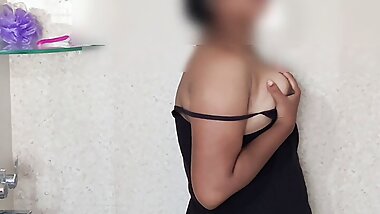 Hornydesiqueen having fun while taking shower