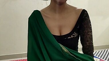 Step mom ne aapne hi bete ke friend ko ghar pe hi choda bete ko ghar se bahar bejh aapni hi gaand marwai roleplay xxx h