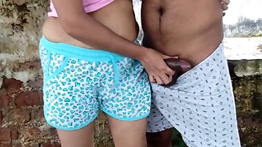 Public Handjob By Sonal Bhabhi in The Jungle