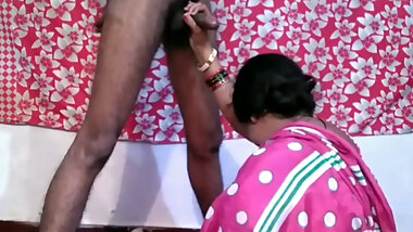 Desi bhabhi ne pehli baar lund chusa