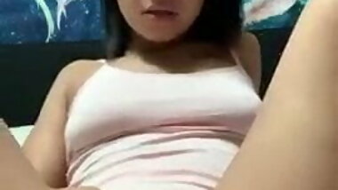 Latina se masturbe sur son lit