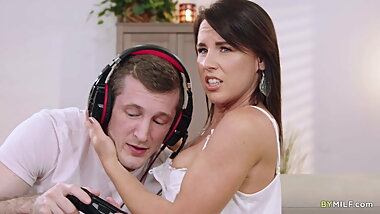 Naughty Mommy shows some skills to nerdy Stepson